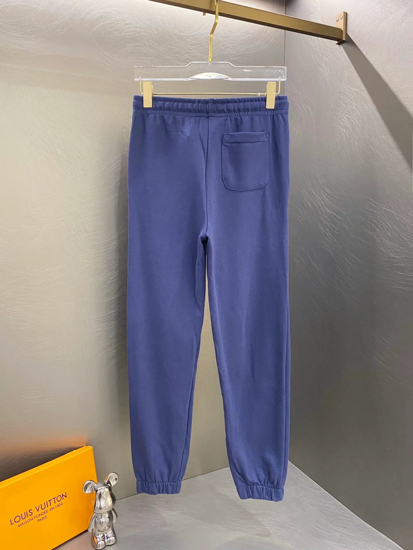 P260 Ralph Lauren/POLO 2025 spring classic embroidered terry solid color sweatpants.           The most high-end exclusive launch in the market! Hot sales online! Embroidered casual terry sweatpants! The upper body is extremely soft and comfortable! The texture, washability, and durability all have a high quality level! Perfect for the season! A cost-effective product that can be used by both men and women! Needless to say, the quality of these amazing pants can be easily worn by both young and old! The first choice for versatile pants for sports and fitness. Casual and everyday, the highlight is the three-dimensional logo embroidery. A simple brand that follows fashion trends. Purely manual measurement, there is an error of 1-2 cm Color: Black Navy Size: M-XXL M: Length 106 Waist 66 Hips 94 Foot 30 L: Length 107 Waist 69 Hips 98 Foot 32 Sleeves and hips: 104, Feet: 36